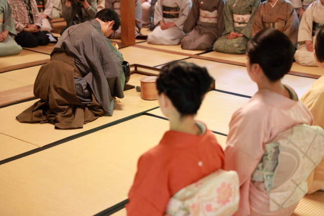 茶室で行われている茶道の茶会