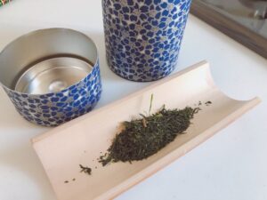 茶合で煎茶を量っている様子