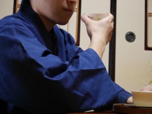 茶園で茶会の内容について打ち合わせ