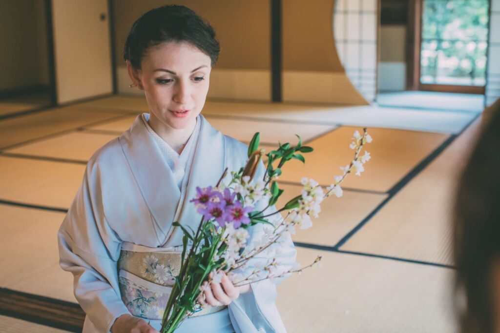 華道・生け花の花材を選ぶ女性