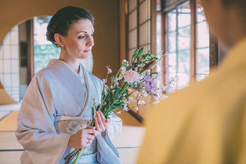 華道・生け花の花材見る女性